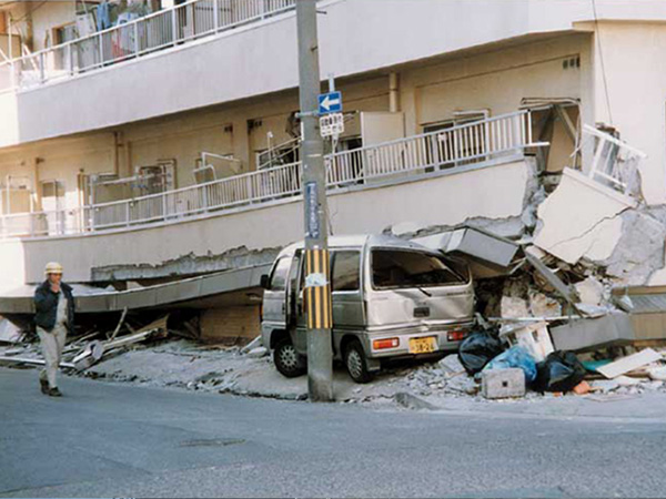 地震で崩れた建物