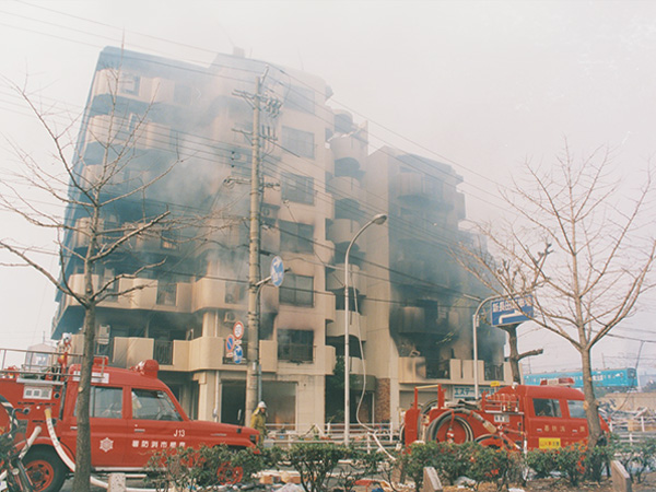 大震災後の建物の風景写真