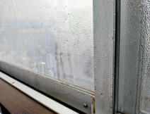 窓の冬の結露の写真