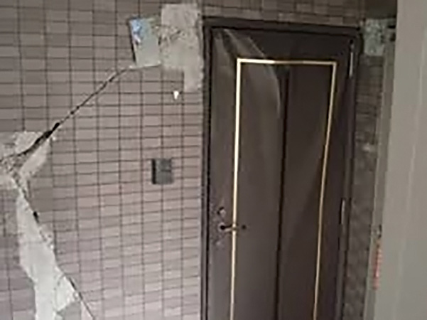 地震で被害を受けた玄関ドア